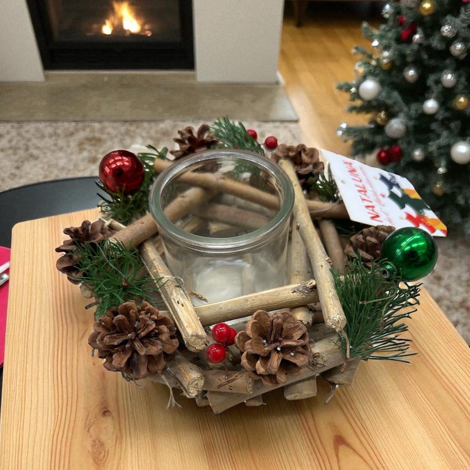 Portacandele Natalizio Rustico con Pigne e Bacche, Centrotavola in Legno